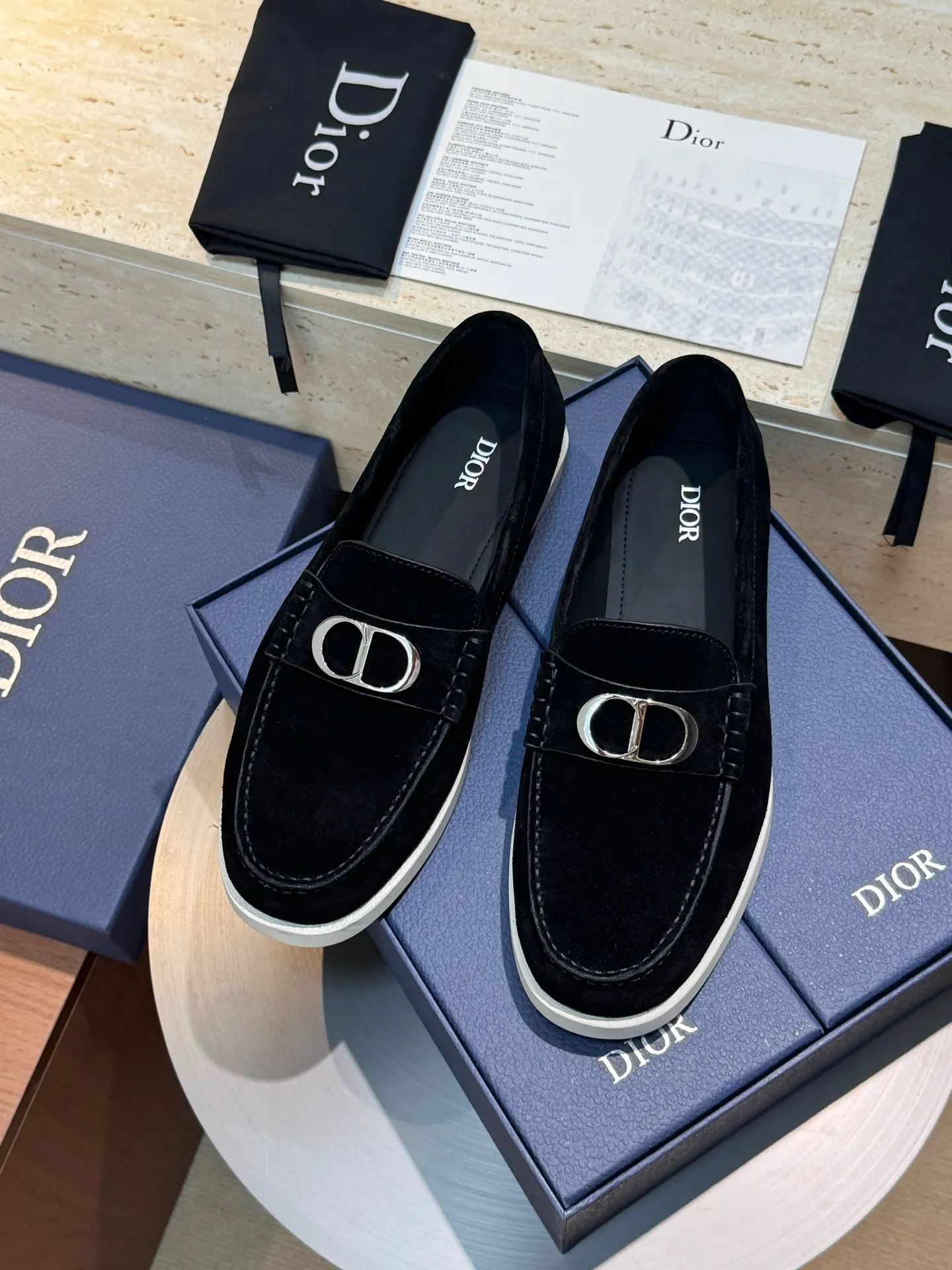 Factory price: 420💰Dior*Granville men's lace-up casual shoes-original replica Buy the original version and get a one-to-one replica. It is a casual dress shoe. Crafted from luxuriously soft navy suede, it features an Oblique printed panel on the upper. The lightweight white rubber sole adds sophistication, with an Oblique pattern engraved on the outsole and branding on the back. Adds elegance to any casual look. Imported cowhide suede + imported cowhide lining + original outsole Size: 39-44 (45 46 customized)